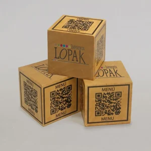 Producto de imprenta: cubos QR de madera para menús de restaurante